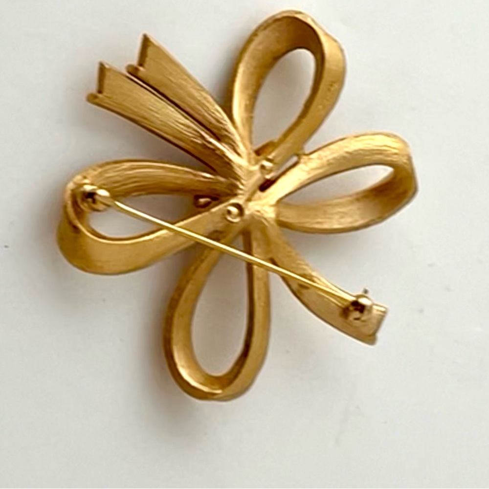 Gold Trifari Ribbon Brooch - Picture 3 of 4